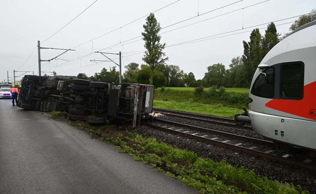 Lastwagen mit Schlachtabfällen auf Bahngleis gekippt