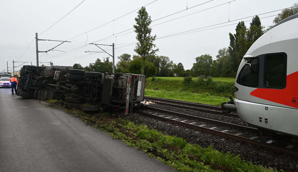 Lastwagen mit Schlachtabfällen auf Bahngleis gekippt