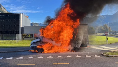 Auto brennt auf Autobahn-Ausfahrt aus