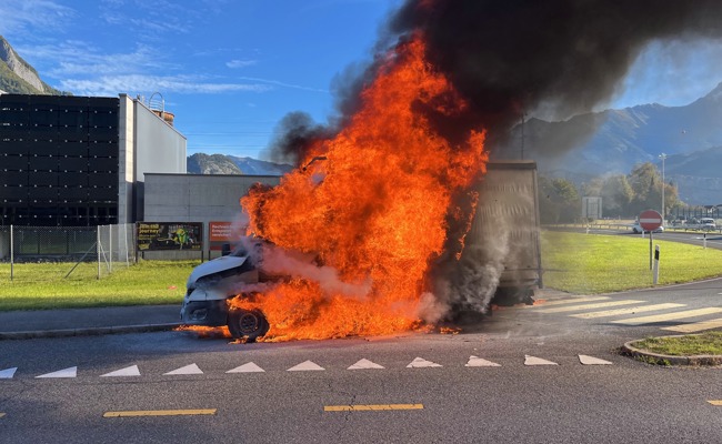 Auto brennt auf Autobahn-Ausfahrt aus