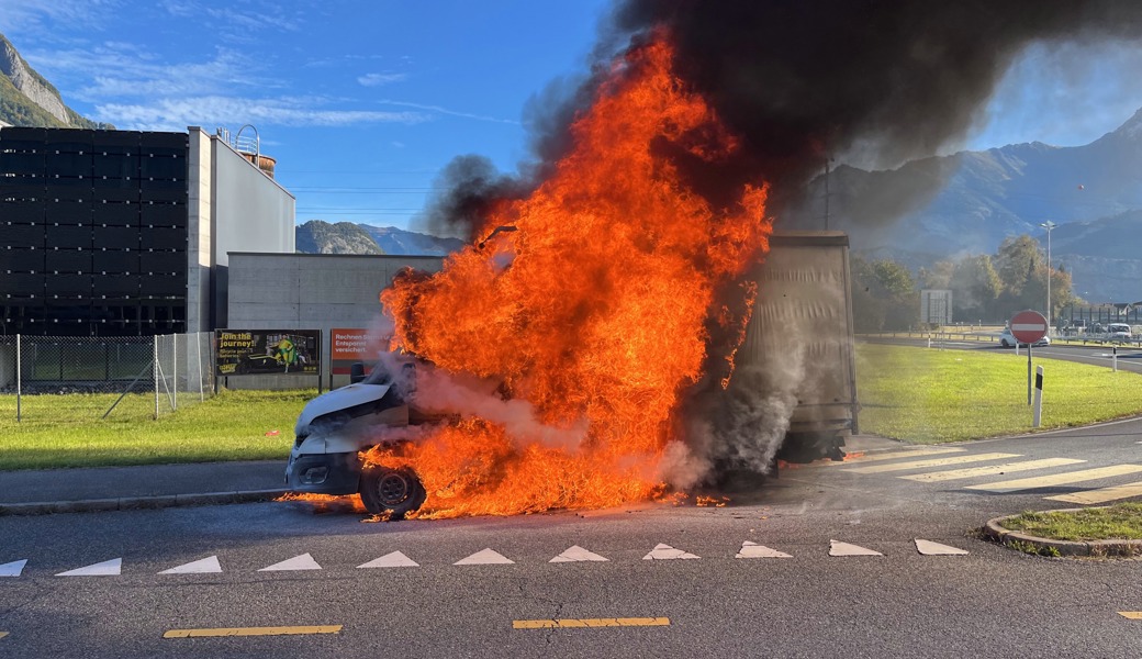 Auto brennt auf Autobahn-Ausfahrt aus