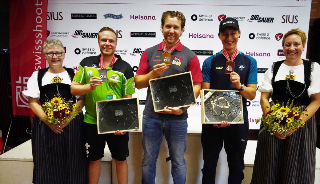 Das Siegerpodest, umrahmt von den Ehrendamen (von links): Pascal Bachmann, Jan Lochbihler und Christoph Dürr. 