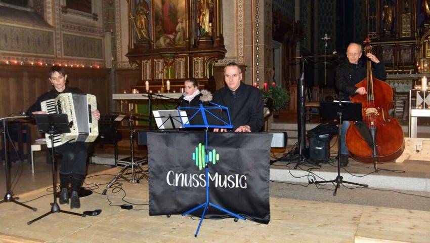  Die Gnuss Musik beim Gottesdienst.