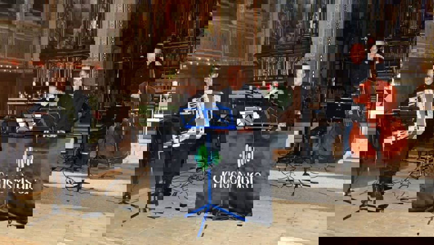  Die Gnuss Musik beim Gottesdienst.