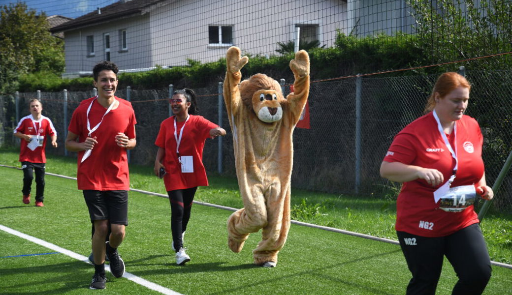  Tierische Begleitung beim 80-Meter-Lauf. 