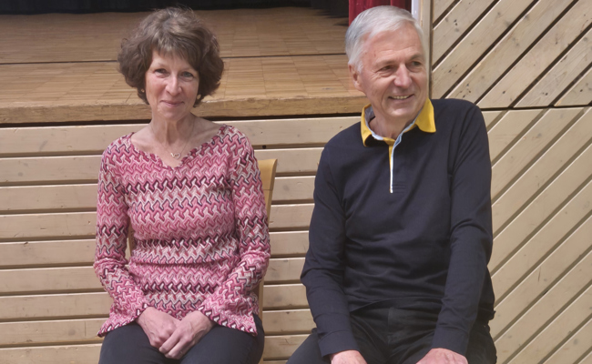 Langjährige Ratsmitglieder wurden mit Stuhl, Blumen und Wein verabschiedet