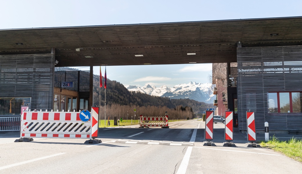 Kleinere Grenzübergange wie dieser zwischen Nofels und Ruggell sollen nachts geschlossen werden können, wenn Einbrüche sich häufen, fordert die SVP.