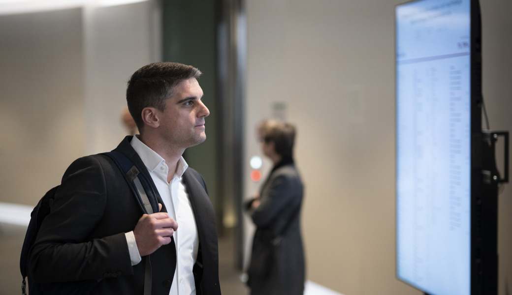 Der Regierungskandidat der Grünen, Daniel Bosshard, verfolgt die Resultate. Aus dem Werdenberg schafft es niemand aus seiner Partei ins Parlement.