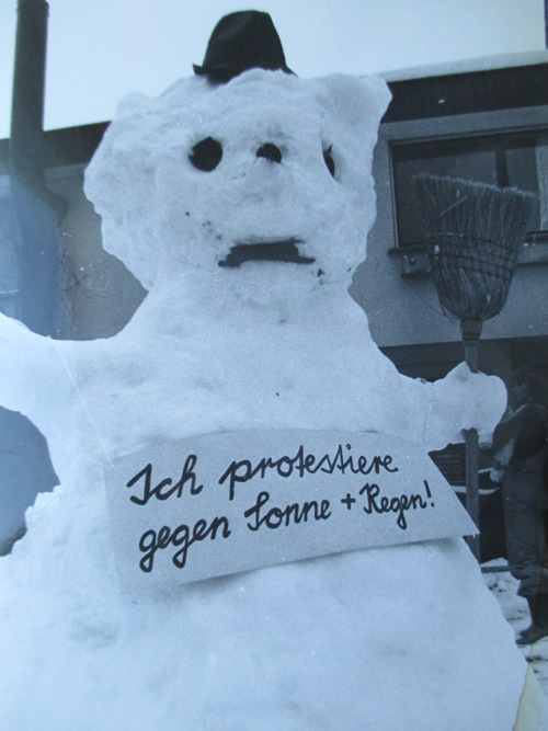 Im März 1999 kam es dann zu einer starken Erwärmung, der diesen Schneemann um seine Zukunft bangen liess.