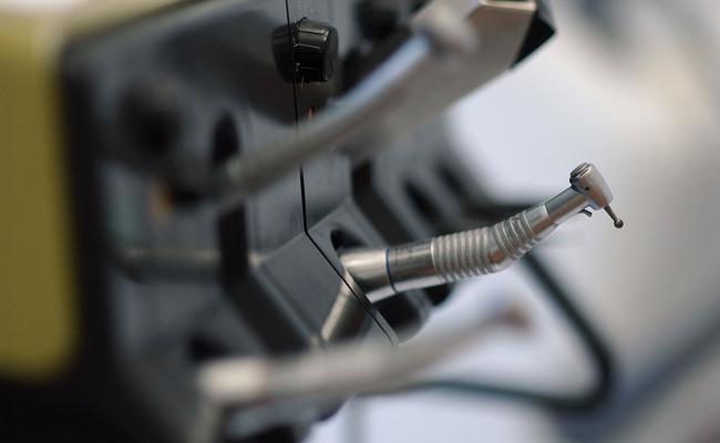 Ein Zahnarzt räumt auf