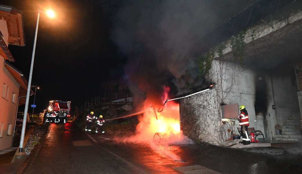 Beim Brand der Garage entstand laut Kantonspolizei Sachschaden in Höhe von über hunderttausend Franken.
