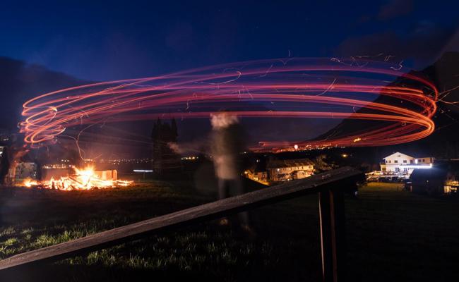 Bald ist Funkensonntag: Wachsfackeln, brennende Scheiben und ein schwimmendes Feuer
