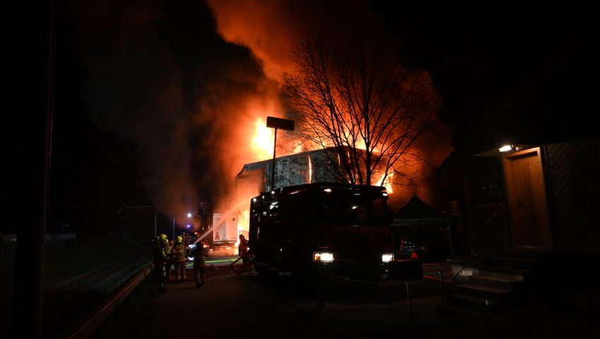 Stall in Vollbrand, Kühe gerettet: Löscharbeiten dauern an – grosser Sachschaden Stall in Vollbrand, Kühe gerettet: Löscharbeiten dauern an – grosser Sachschaden