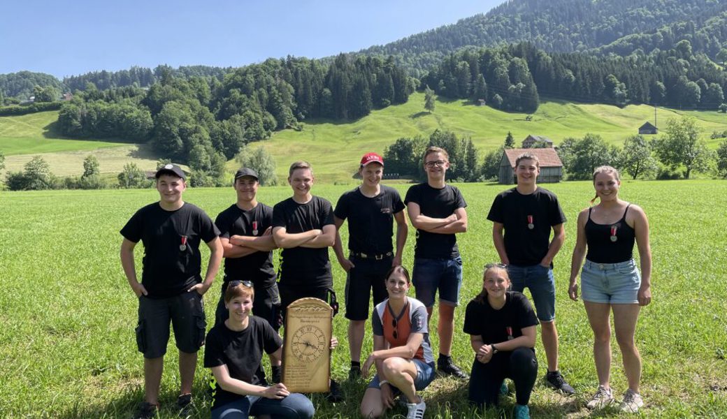  Der MSV Speer-Laad mit Jungschützenleiterinnen sowie Tagessiegerin Alisa Oppliger, MSV Wintersberg-Bendel (rechts). 