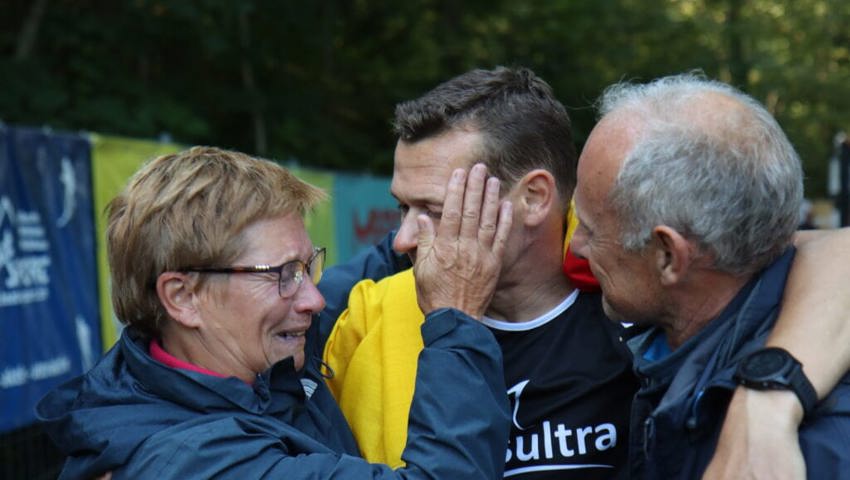  Swissultra - das sind neben sportlicher Höchstleistung auch Emotionen wie hier beim belgischen Weltrekordhalter Kenneth Vanthuyne und seinen Eltern. Archivbild: Robert Kucera