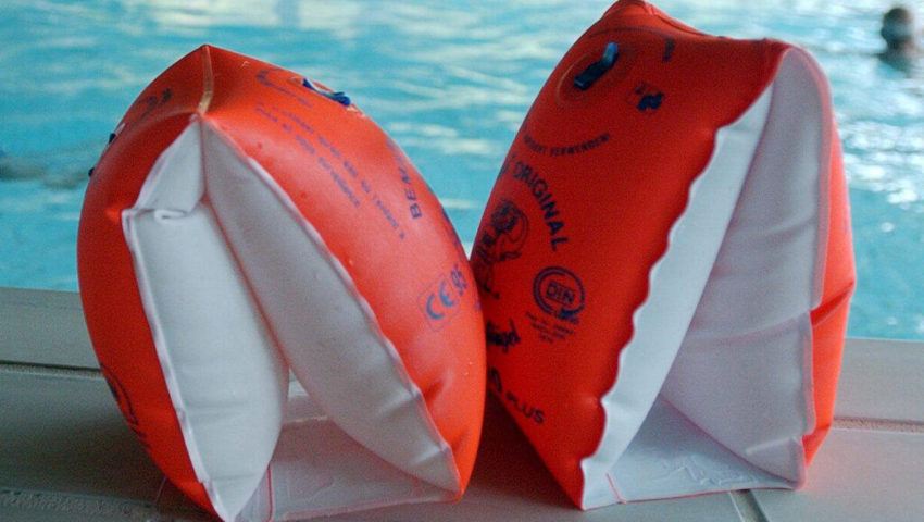  Die beliebten Schwimmflügeli sind ein gutes Hilfsmittel um das Schwimmen zu erlernen. Doch ein Kleinkind kann auch mit diesem Schwimmutensil ertrinken. 