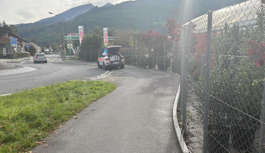 Vor dem Kreisverkehr kam es zur Kollision der beiden Zweiräder.