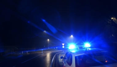 Auto vollständig ausgebrannt: Feuerwehr findet Leiche darin