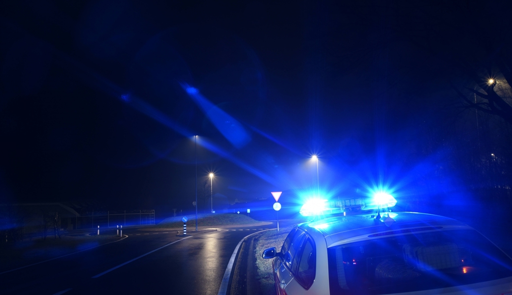 Der Bündner Einsatzzentrale wurde der Fahrzeugbrand kurz nach 3 Uhr am Morgen gemeldet.