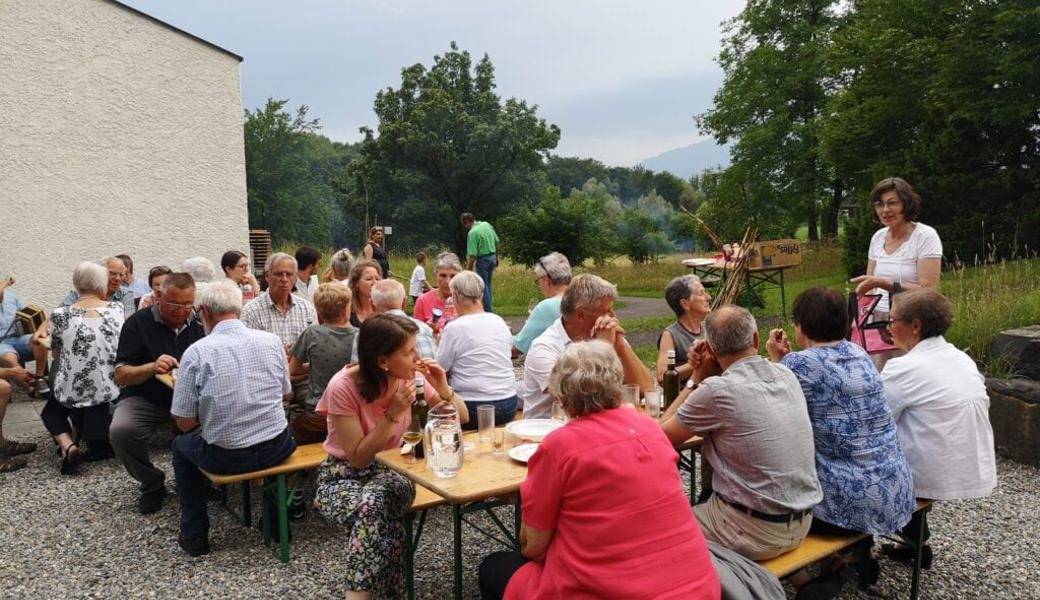  Ein Gottesdienst und ein gemütliches Fest fanden bei der Antoniuskirche in Sennwald statt, deren Grundstein 1972 gelegt wurde. Bilder: PD