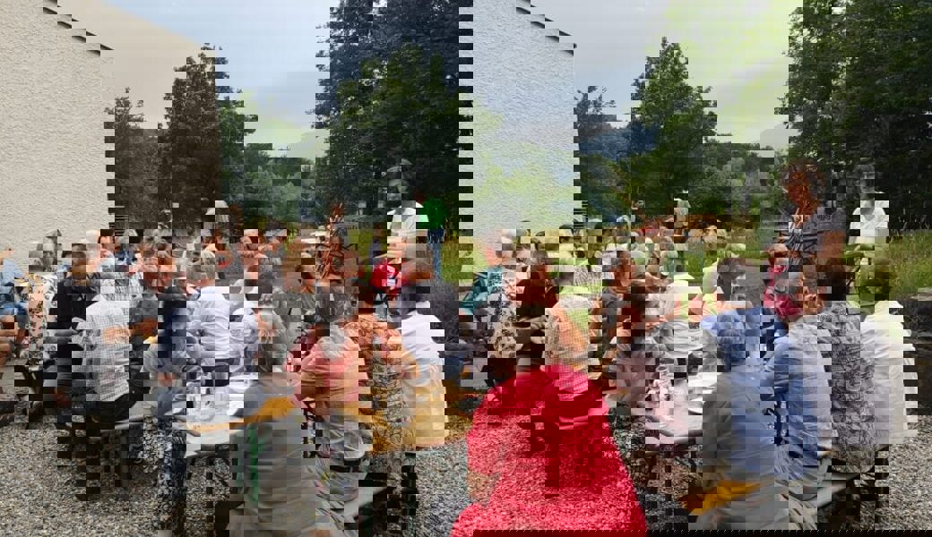  Ein Gottesdienst und ein gemütliches Fest fanden bei der Antoniuskirche in Sennwald statt, deren Grundstein 1972 gelegt wurde. Bilder: PD