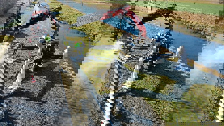  Ein abgelegter Betonmast wird zersägt, um für den Abtransport bereitgemacht zu werden. 