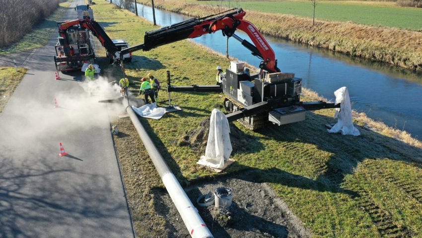  Ein abgelegter Betonmast wird zersägt, um für den Abtransport bereitgemacht zu werden. 