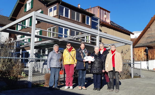 Frauen der Gamser Strickrunde beschenken Menschen mit Demenz mit 3000 Franken