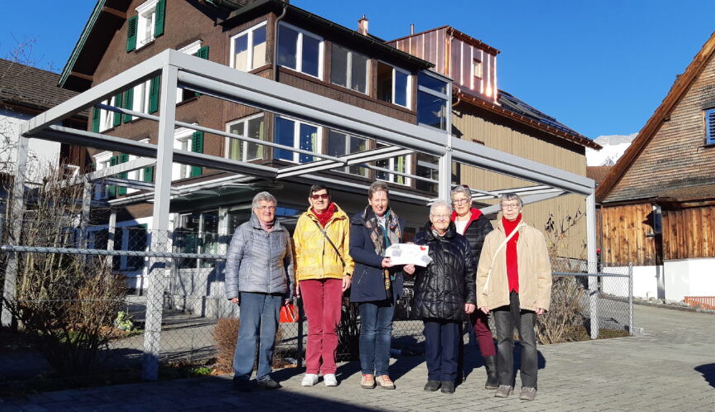  Checkübergabe vor dem Zentrum Wiitsicht, Grabs, mit Margrit Raimann und einigen Frauen der Strickrunde, Gams. 