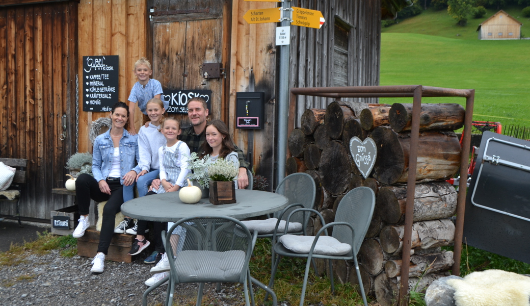 Familie Bollhalder vor dem liebevoll gestalteten Selbstbedienungskiosk.