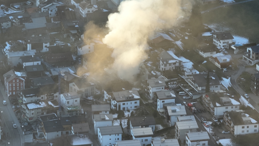 Gebrannt hat es mitten im Dorf.