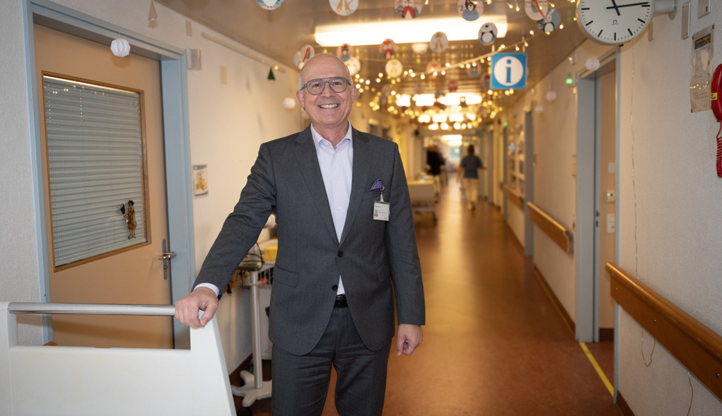 Guido Bucher, scheidender CEO des Ostschweizer Kinderspitals, auf einer weihnachtlich dekorierten Station.