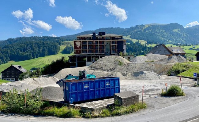 Rückbau beim abgebrannten Hotel Acker beendet: Zuvor klagten die Nachbarn über Lärm und Schmutz