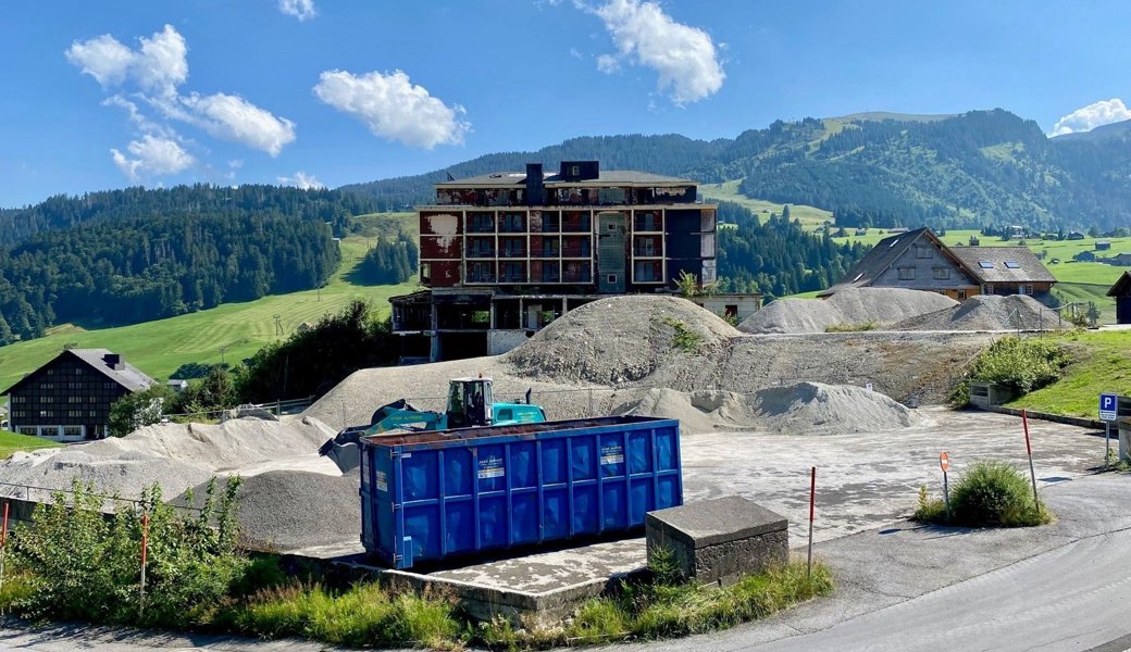 Rückbau beim abgebrannten Hotel Acker beendet: Zuvor klagten die Nachbarn über Lärm und Schmutz