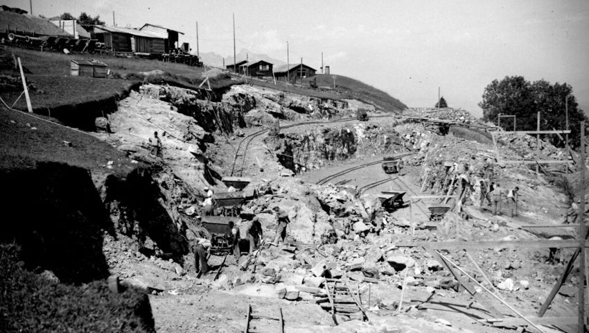  Bau des Ausgleichsbeckens auf dem Vorderberg am 11. August.