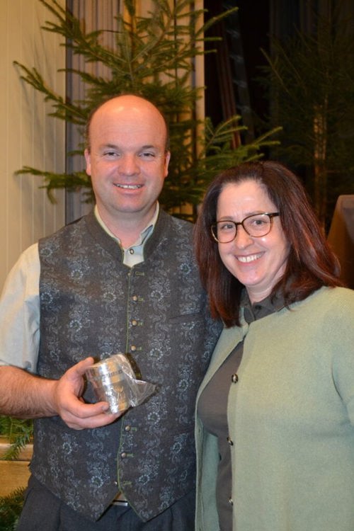 Markus Brändle, Wildhaus, ist einer der Glücklichen, die von Tanja Schädler einen Becher entgegennehmen dürfen. Markus Brändle, Wildhaus, ist einer der Glücklichen, die von Tanja Schädler einen Becher entgegennehmen dürfen.