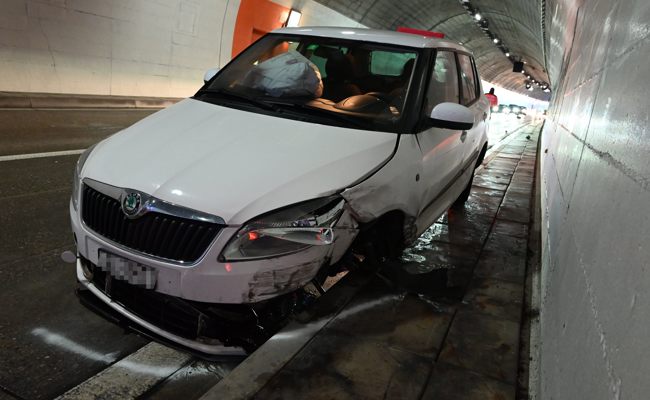 Kurz eingenickt: 22-Jähriger baut Unfall in Tunnel