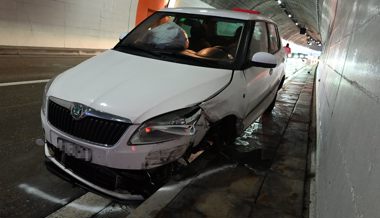 Kurz eingenickt: 22-Jähriger baut Unfall in Tunnel
