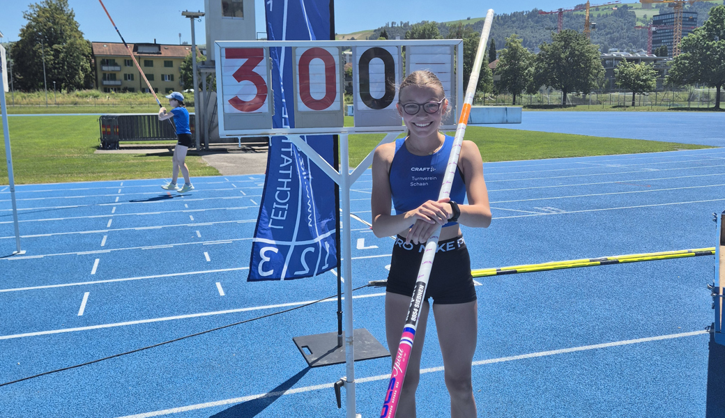 Die Wartauerin Selina Metzler stellt beim Zuger Stabmeeting mit einem Sprung über die 3-Meter-Marke einen neuen Ostschweiz-Athletics-U16-Rekord und gleichzeitig Liechtensteiner Landesrekord auf. 