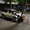 21-jährige Frau knallt mit Auto in Strassenlaterne