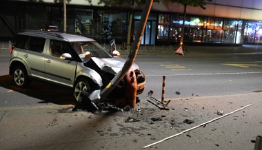 21-jährige Frau knallt mit Auto in Strassenlaterne