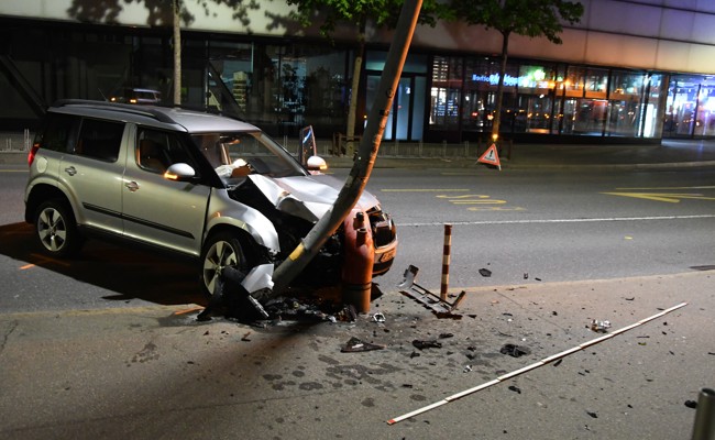 21-jährige Frau knallt mit Auto in Strassenlaterne