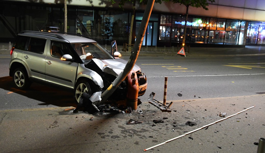 Eine Frau knallte mit ihrem Auto in den Kandelaber.