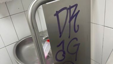 Herrentoiletten mit Sprayereien verunstaltet