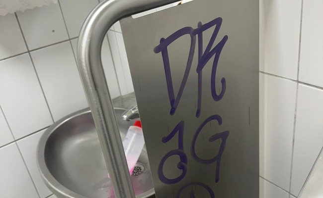 Herrentoiletten mit Sprayereien verunstaltet