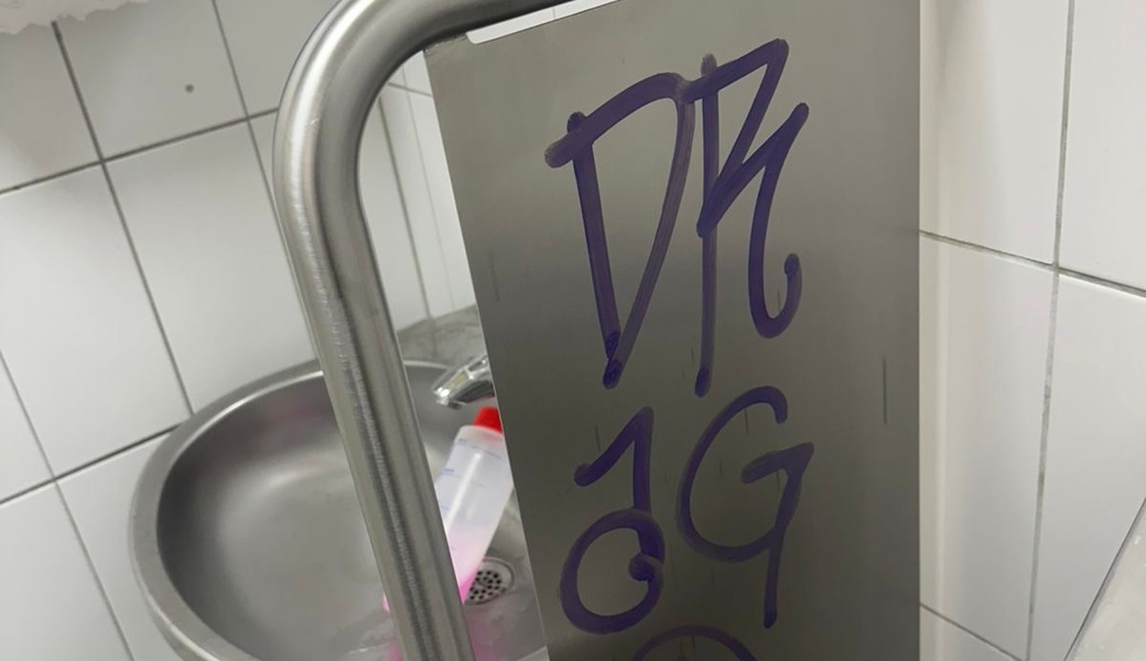 Herrentoiletten mit Sprayereien verunstaltet