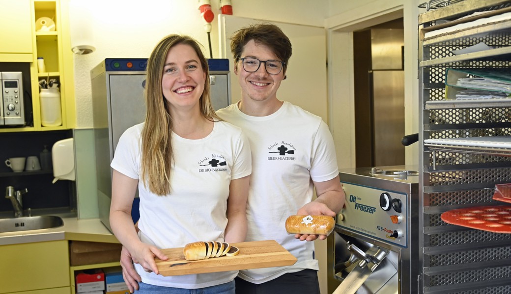 Ausgelesene Zutaten, viel Handarbeit und immer nur so viel, wie es gerade braucht: Raphael Schenk und Ann-Kathrin Brackwehr haben eine nachhaltige Kleinbäckerei aufgebaut. Ausgelesene Zutaten, viel Handarbeit und immer nur so viel, wie es gerade braucht: Raphael Schenk und Ann-Kathrin Brackwehr haben eine nachhaltige Kleinbäckerei aufgebaut.