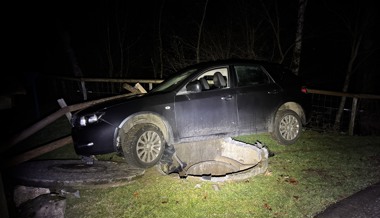 Abflug in Kurve: Autofahrerin rammt Schacht und Zaun