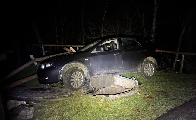 Abflug in Kurve: Autofahrerin rammt Schacht und Zaun