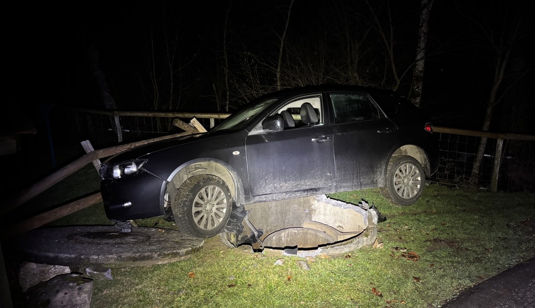 Das Auto blieb über dem Schacht hängen.
